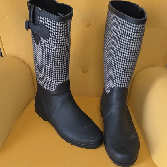 Stylish Forever Young Black and White Women's Boots Sz 10 - Picture 1 of 4